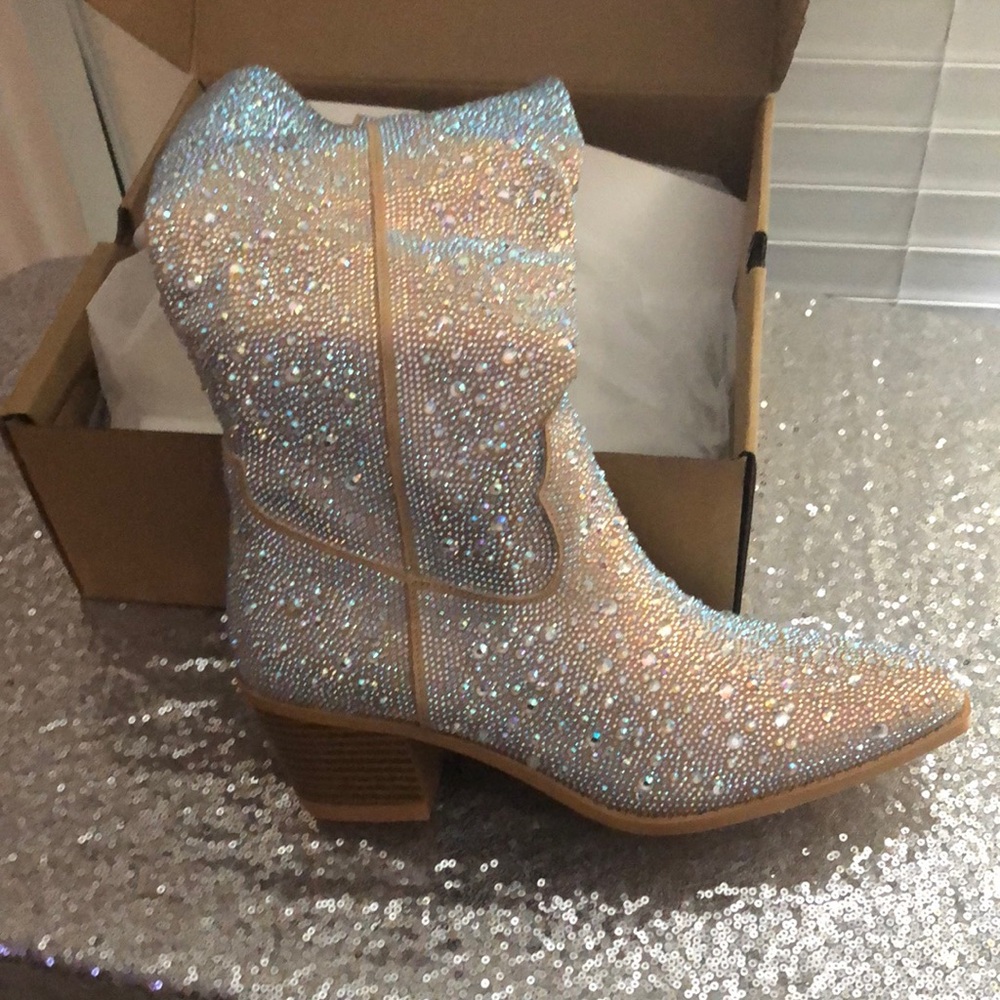 NEW IN BOX, NEVER WORN 9.5
Sussany Rhinestone Chunky Heel Boots